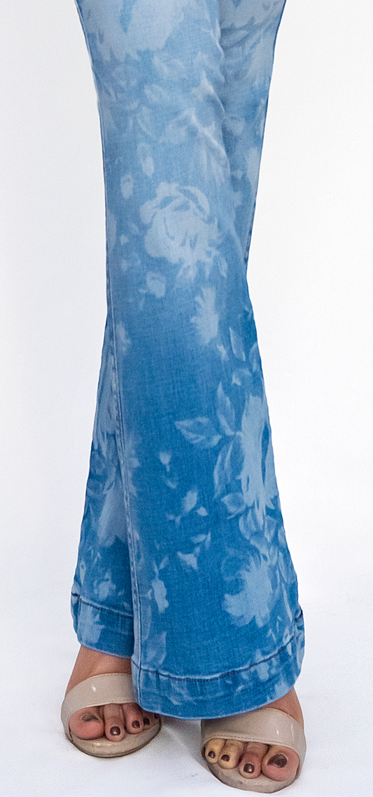 Ref. 700-1680 Jeans bota campana. Pretina alta control abdomen. Tono azul claro con laser