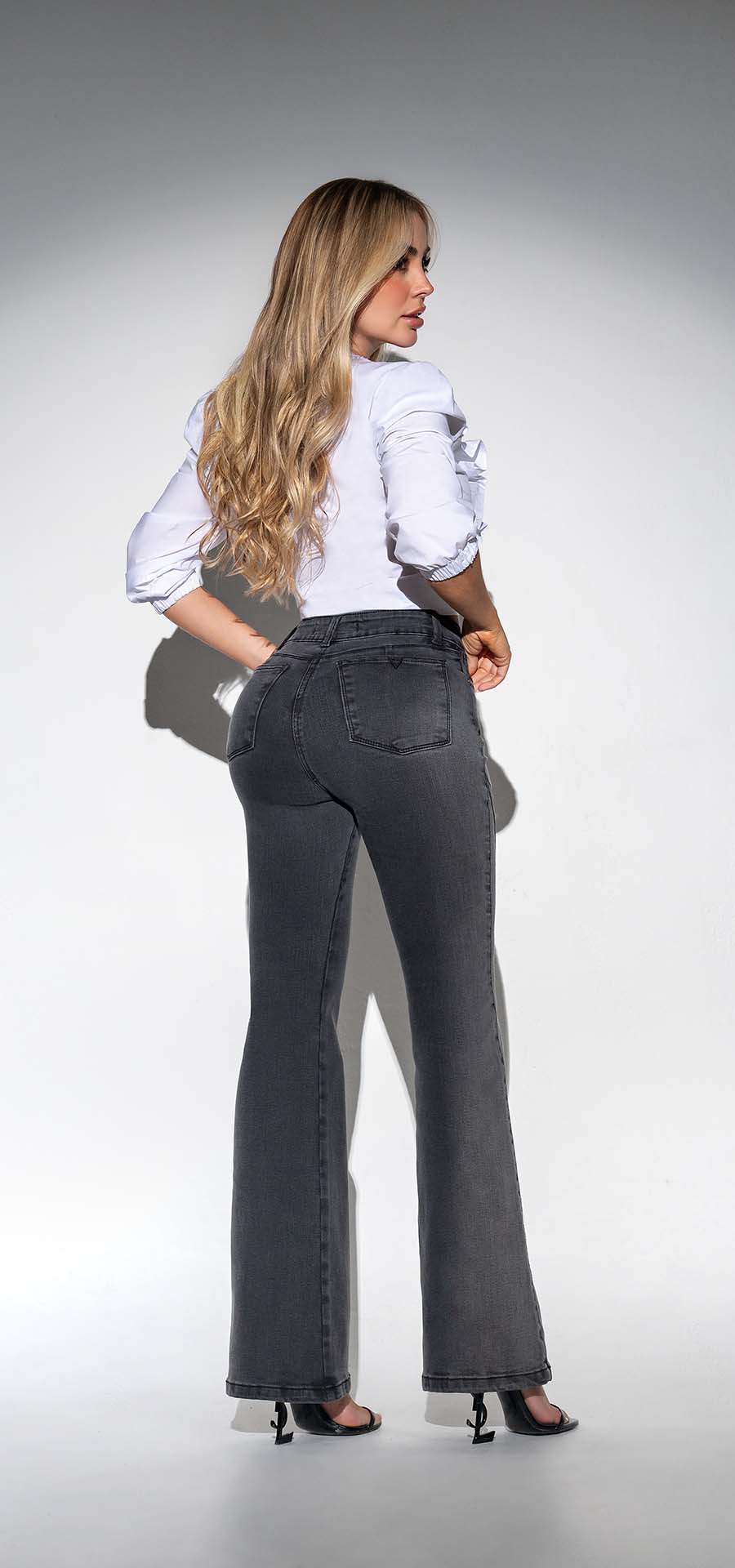 Ref. 700-1730 Jeans bota campana. Pretina Alta 1 botón. Tono gris oscuro
