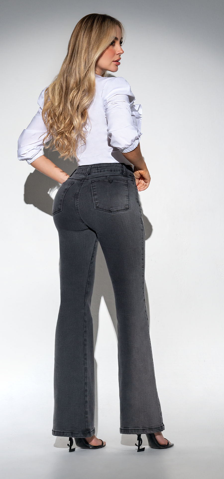 Ref. 700-1730 Jeans bota campana. Tiro alto 1 botón. Tono gris