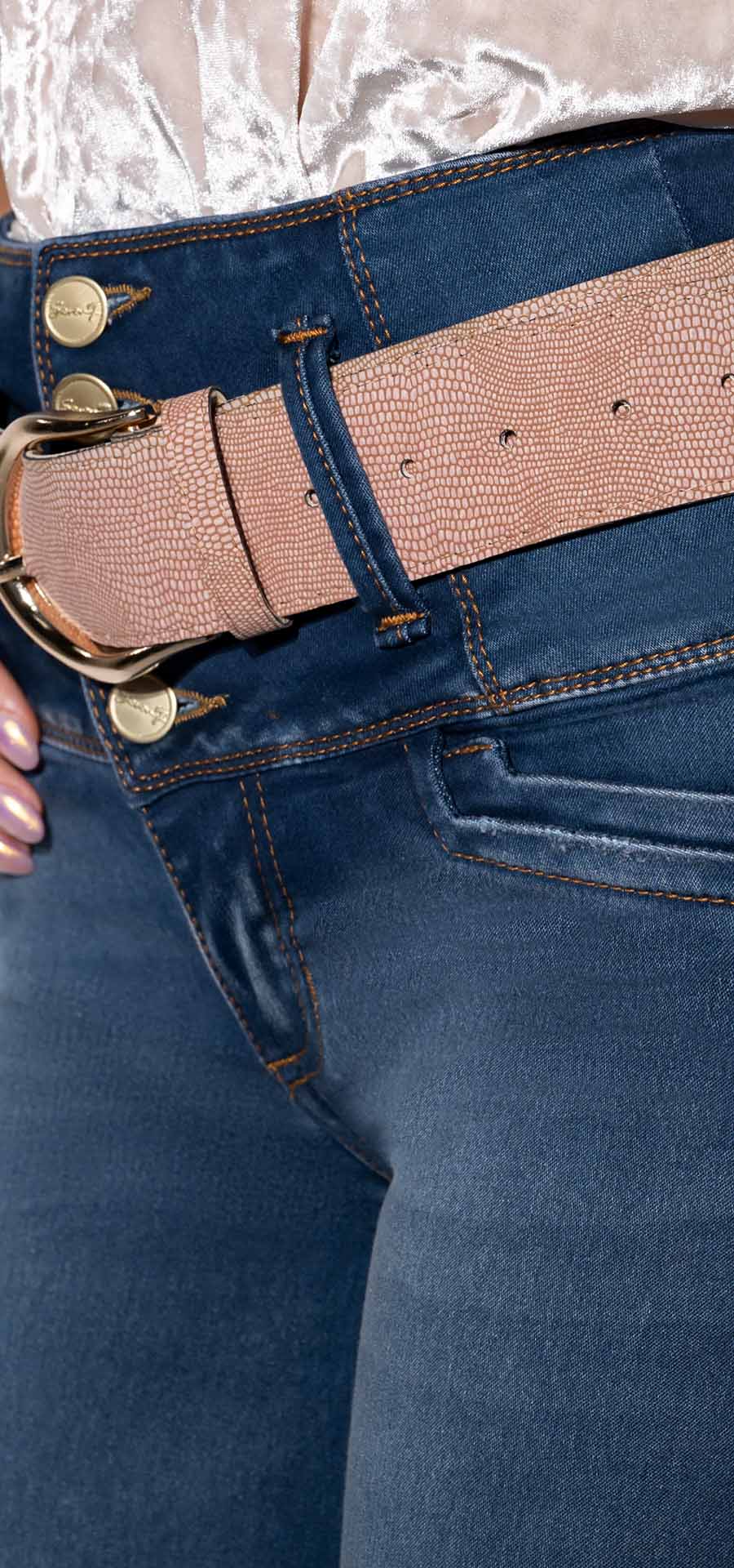 Ref. 700-1735 Jeans bota tubo. Pretina super alta control abdomen. Tono azul medio con desgaste