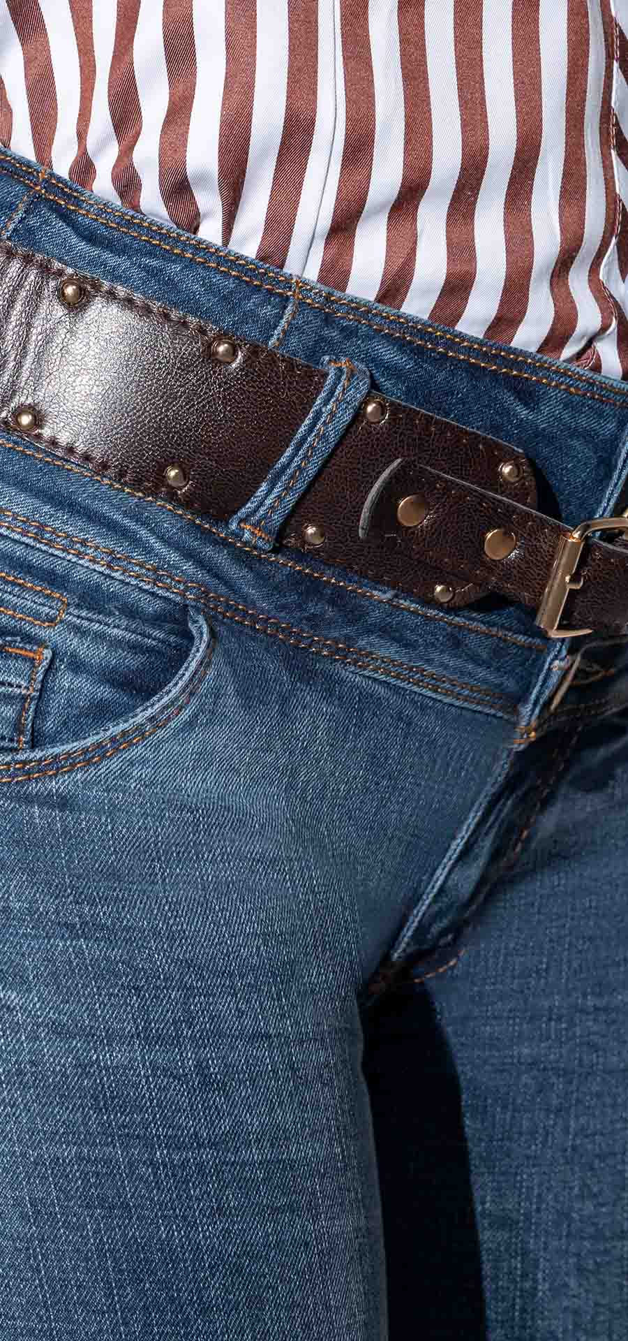 Ref. 700-1742 Jeans bota recta pretina alta control abdomen. Tono azul medio