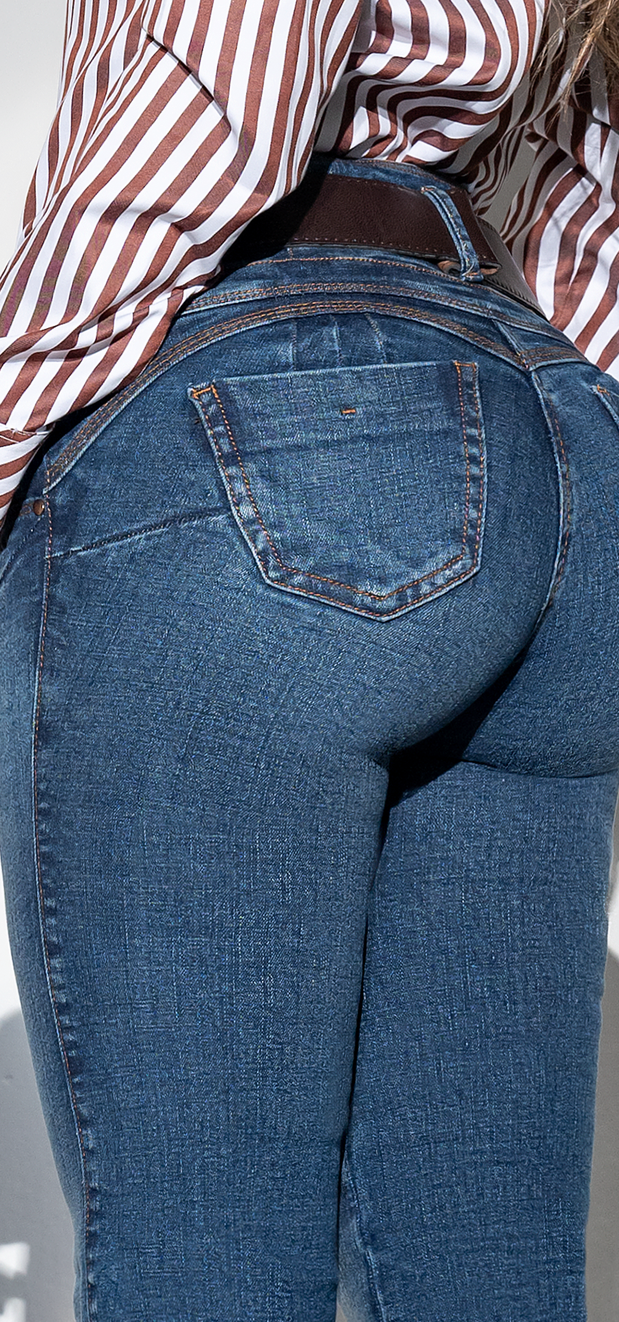 Ref. 700-1742 Jeans bota recta. Pretina alta control abdomen. Tono azul medio