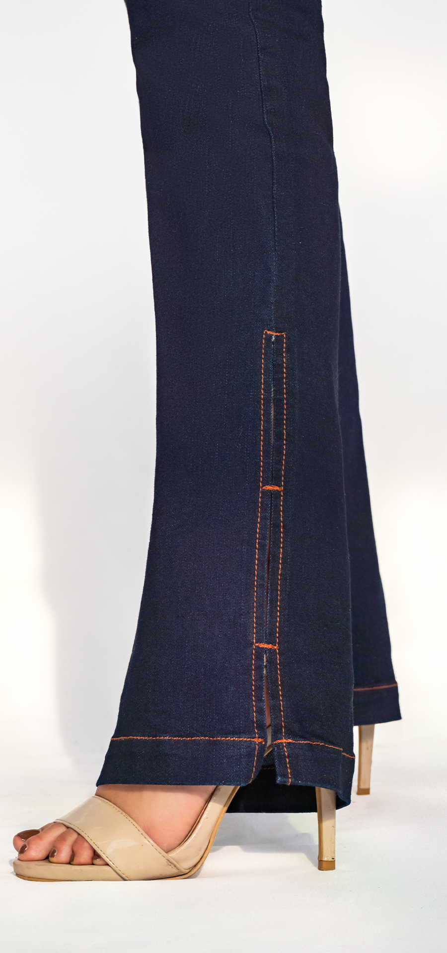 Ref. 700-1768 Straight leg jeans. High-waist tummy control. Dark blue wash