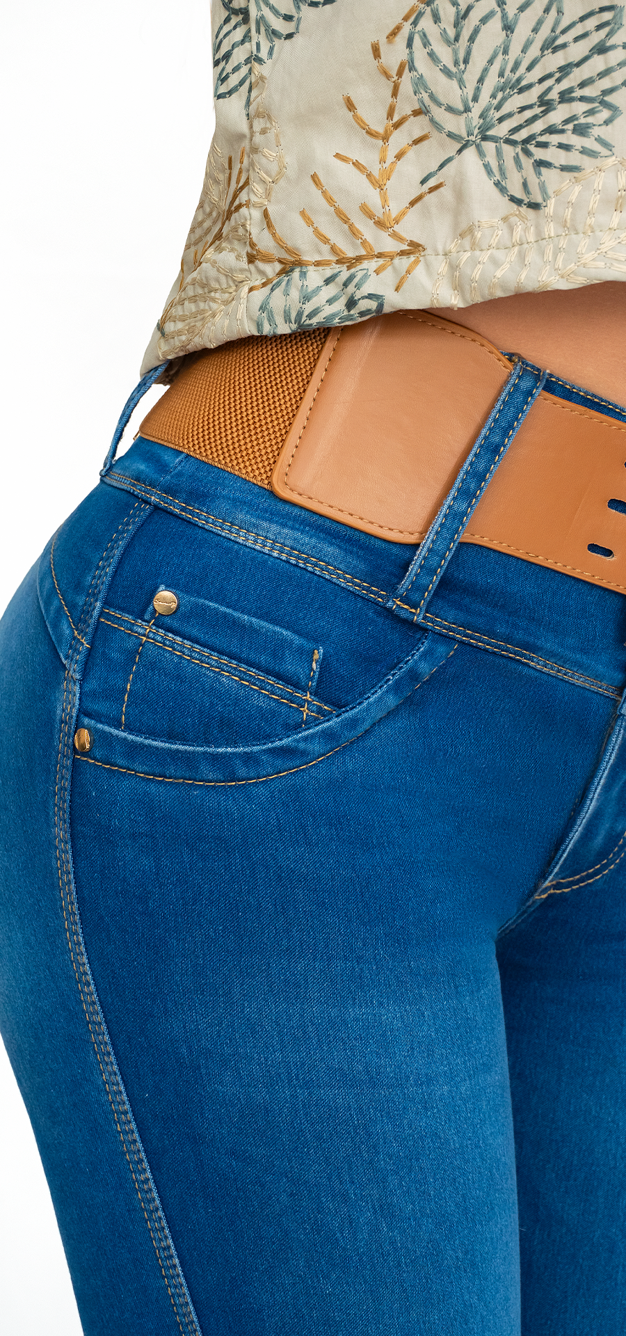 Ref. 700-1798 Jeans bota campana. Pretina alta control abdomen. Tono azul medio