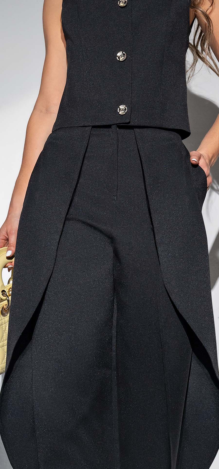Ref. R-19 Pantalón Palazzo tiro alto 1 botón. Material lino liviano. Tono negro