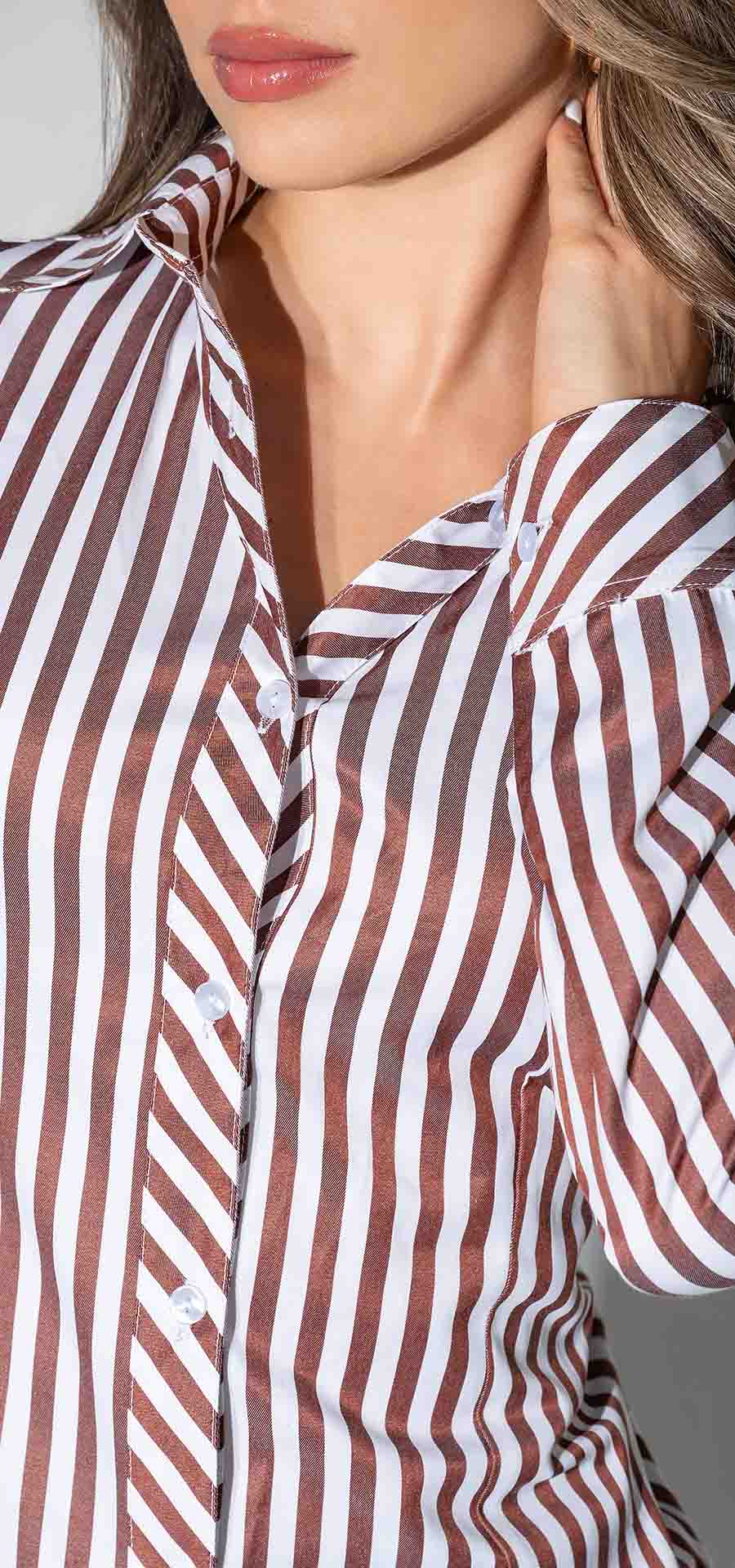 Ref. R-024 Camisa suelta manga larga. Tono blanco con lineas