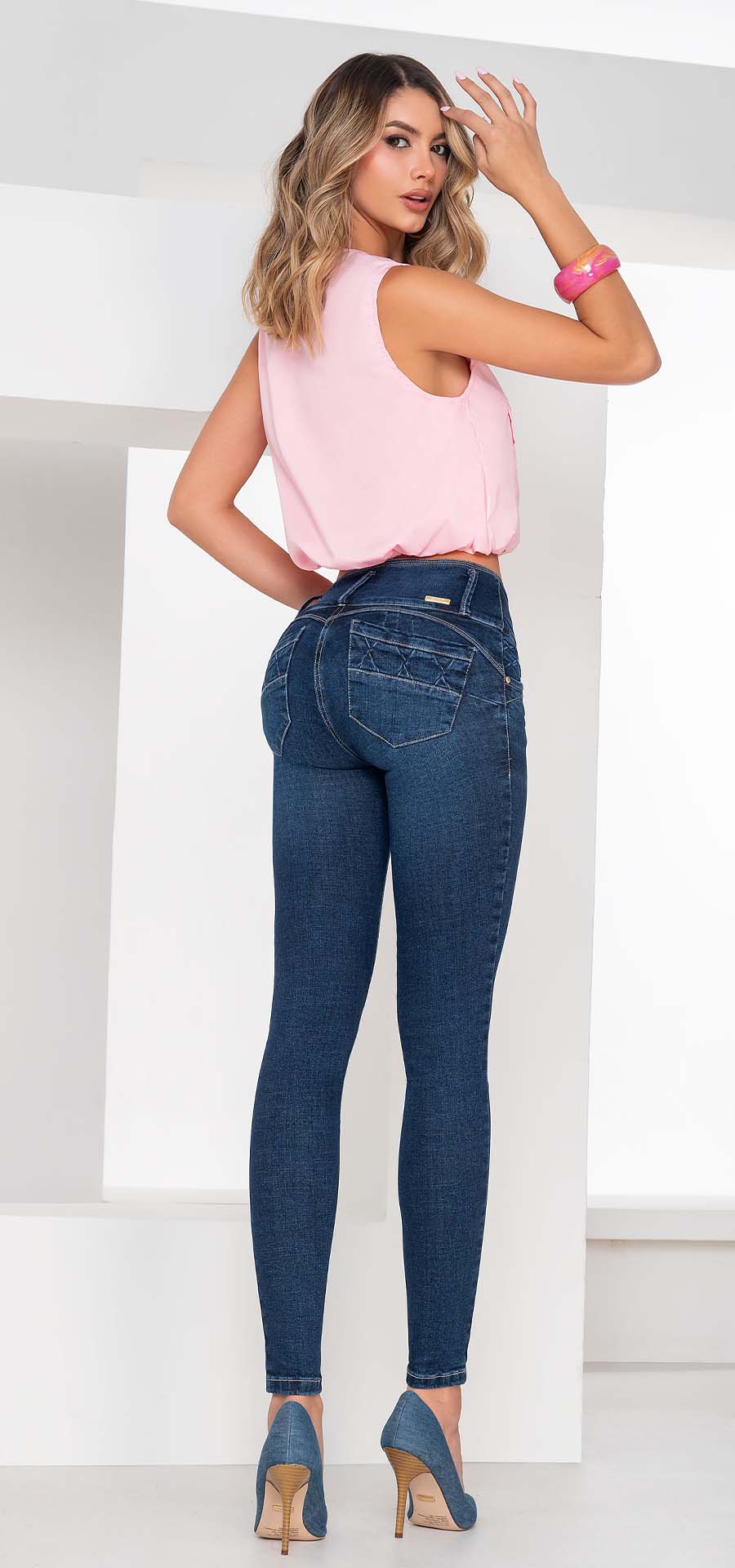 Ref. 700-1753 Jeans bota tubo. Pretina alta control abdomen. Tono azul medio