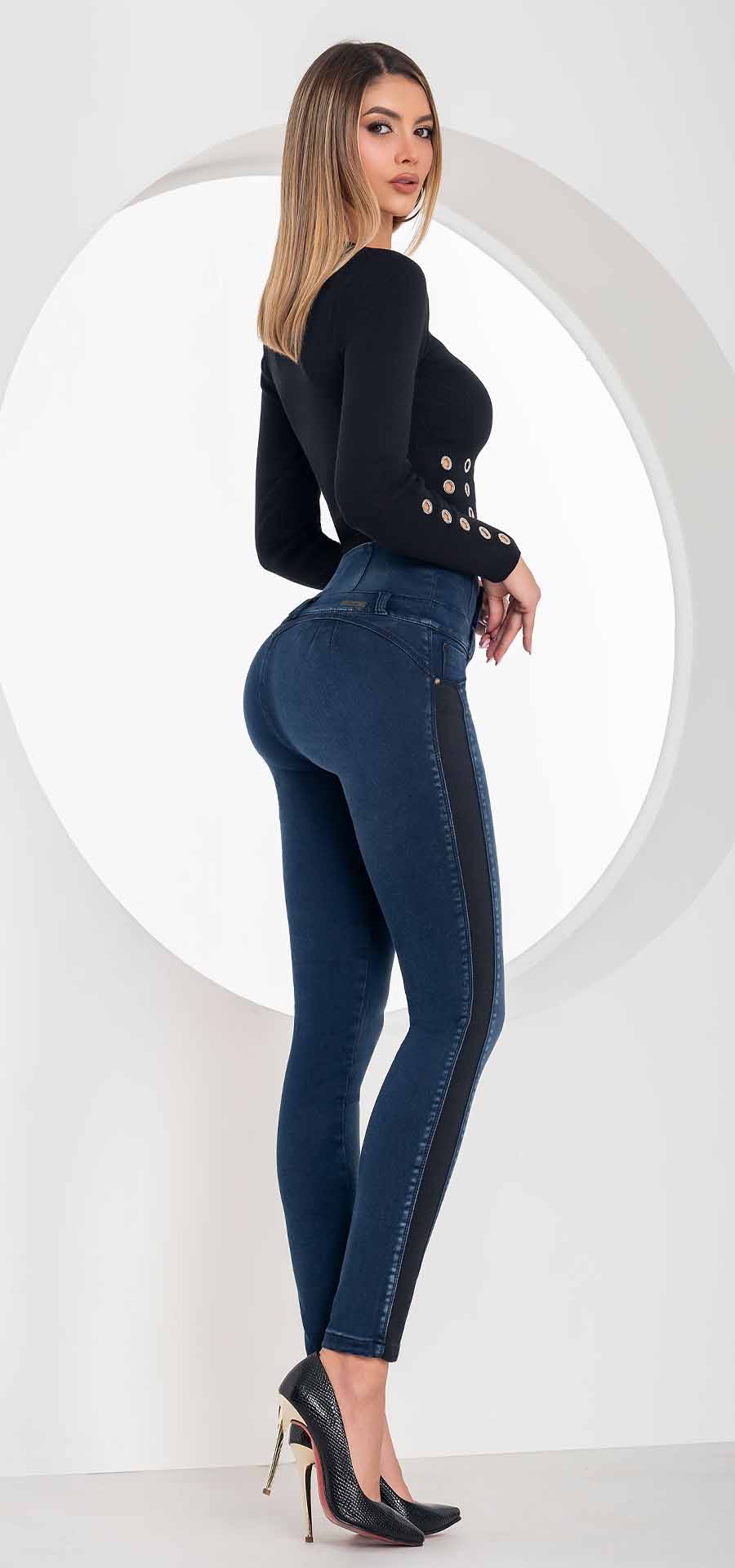 Ref. 700-1766 Jeans bota tubo. Pretina alta control abdomen. Tono azul medio