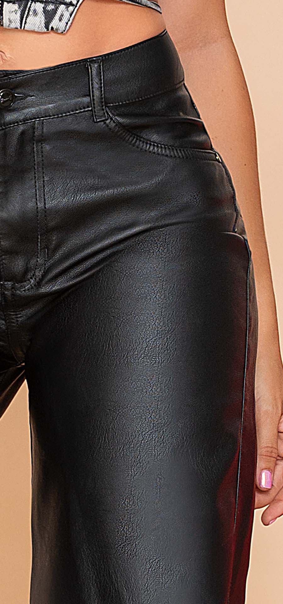 Ref. 700-1572 Jeans palazzo. Tiro alto 1 botón. Efecto cuero. Tono negro