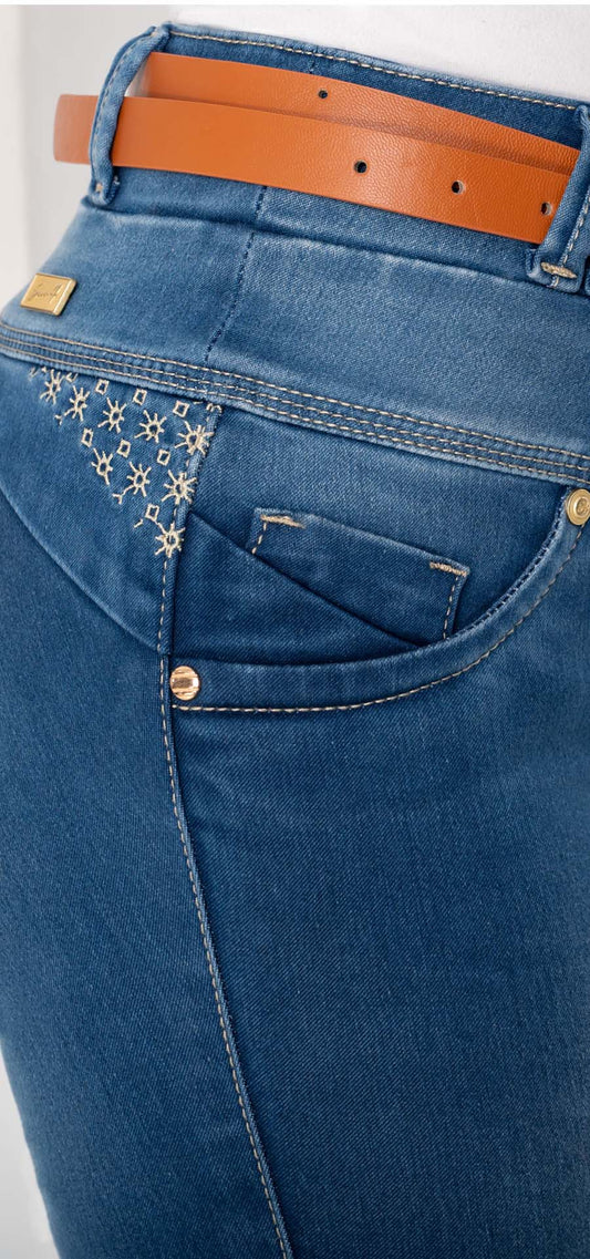 Ref. 700-1758 Jeans bota tubo. Pretina alta control abdomen. Tono azul medio