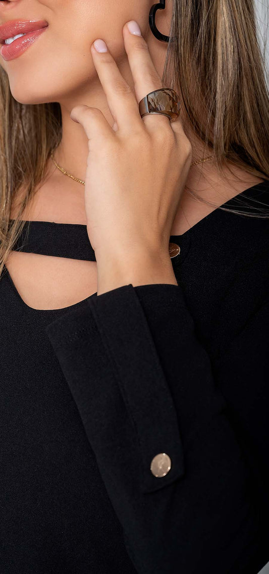 Ref. Y-108 Blusa amplia manga larga. Material rígido. Tono negro
