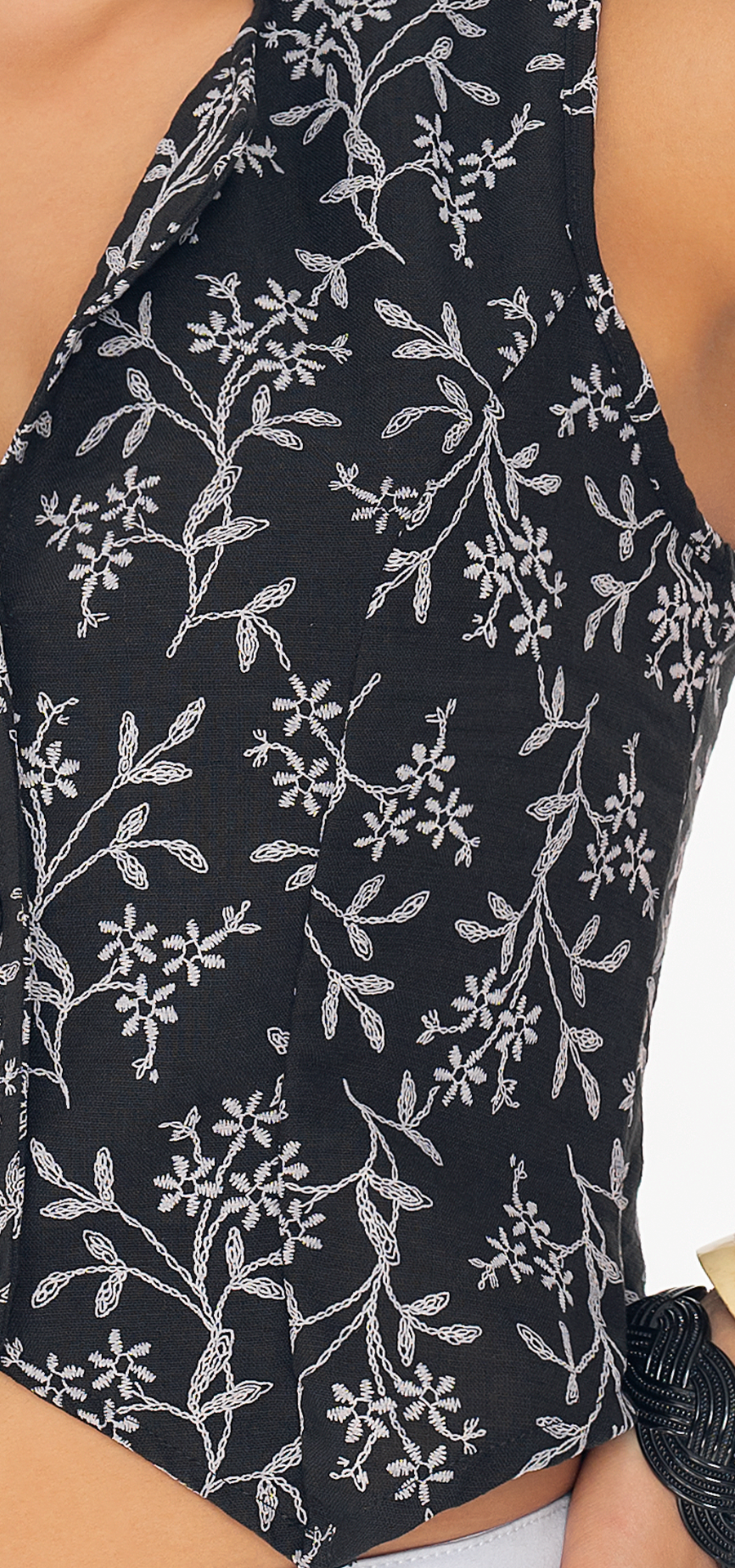 Ref. Y-115 Chaleco semi ajustado. Material Lino bordado. Tono negro blanco