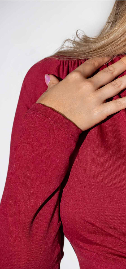 Ref. Y-111 Blusa ajustada. Manga larga. Tono vino tinto