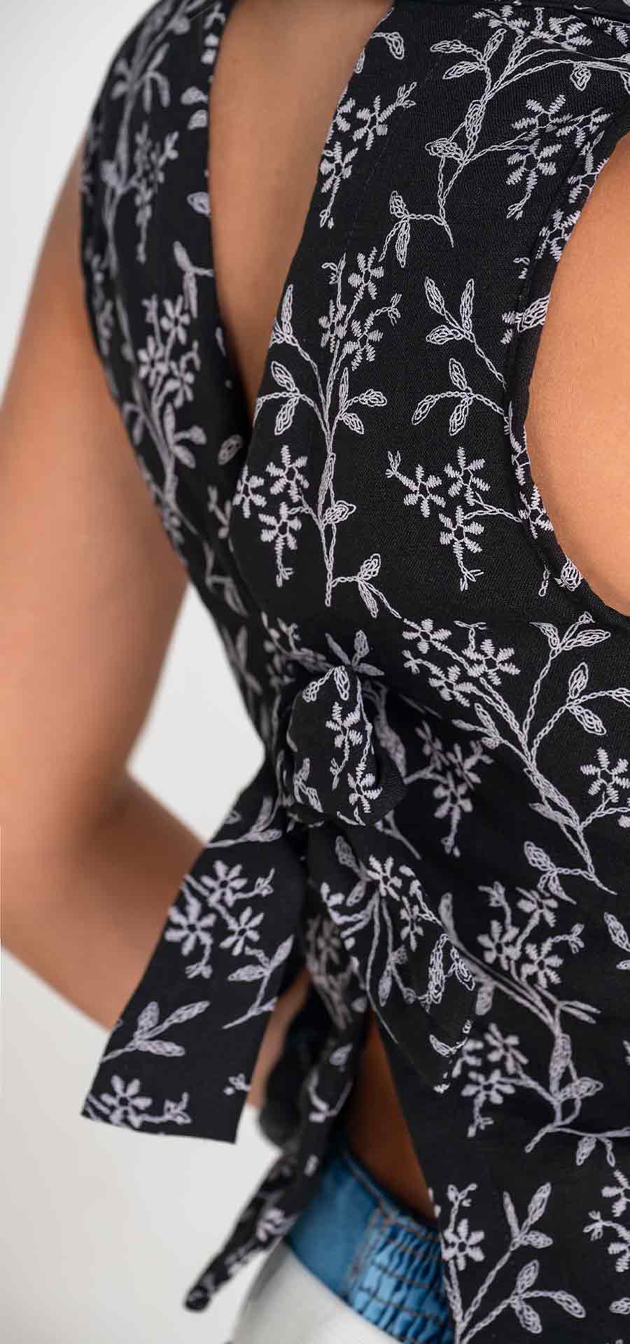 Ref. Y-115 Semi-fitted vest. Material Embroidered linen. Color black white