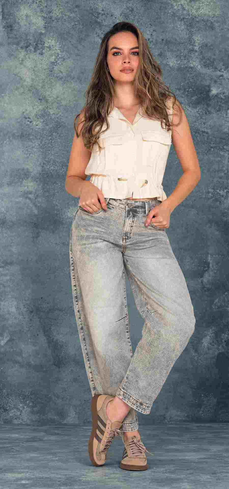 Colección jeans Seven7 con fondo gris texturizado