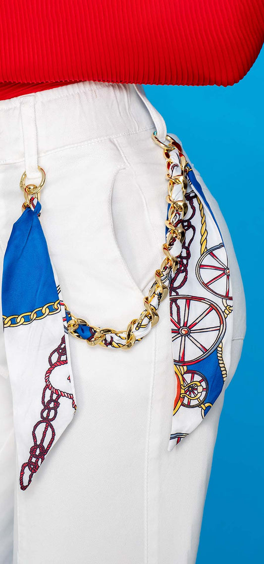 Palazzo  con pretina de un boton, realce en la cola. 