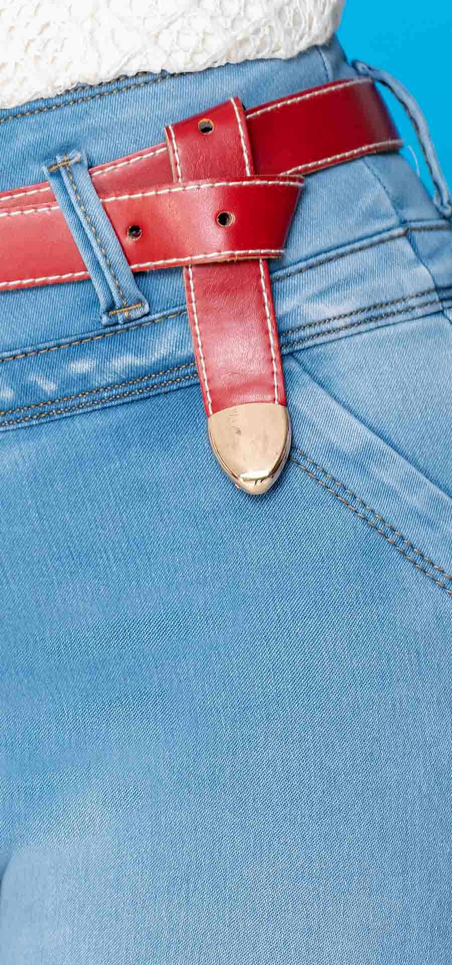 Jeans bota recta, control de abdomen, realce en la cola.
