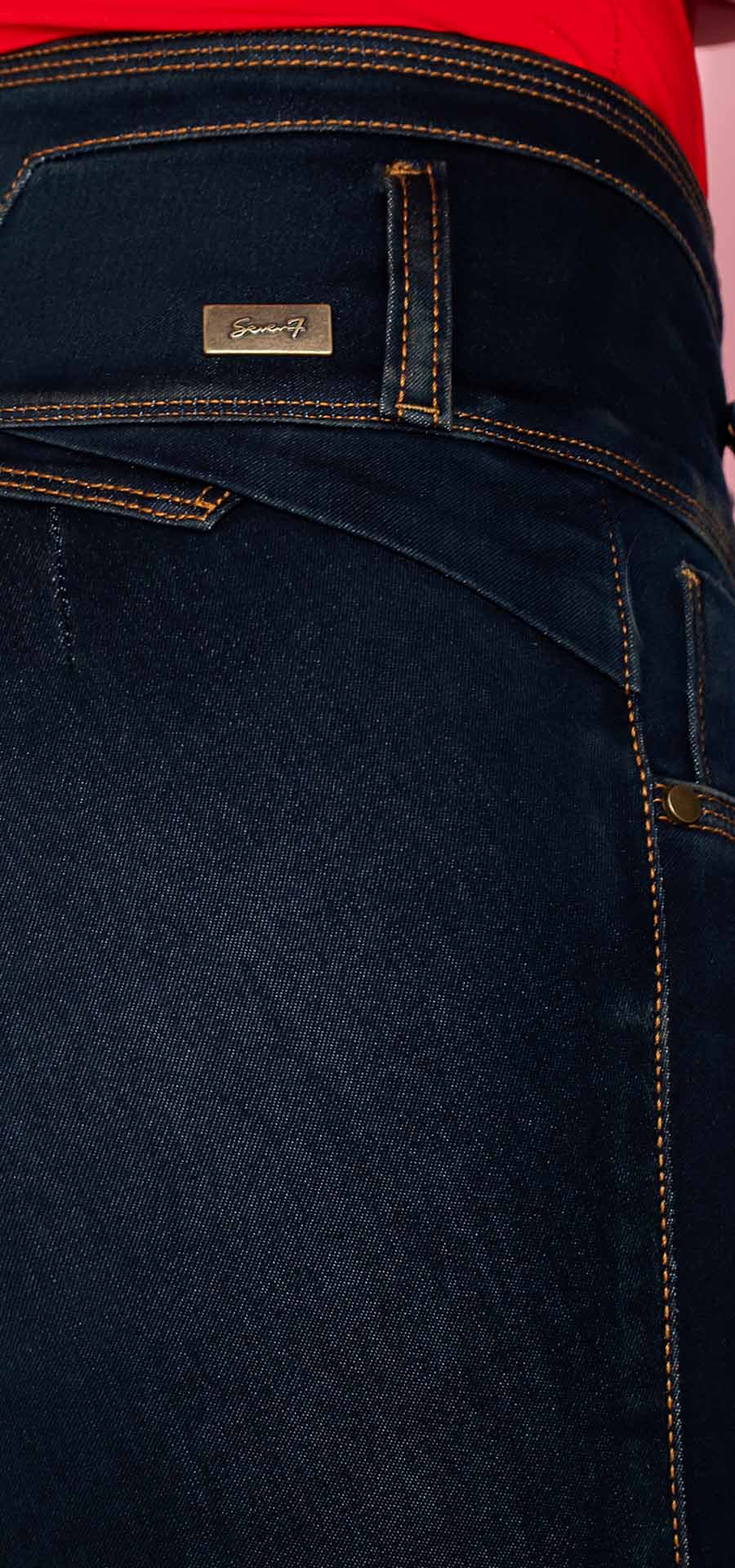 Jeans bota tobillera y levanta cola