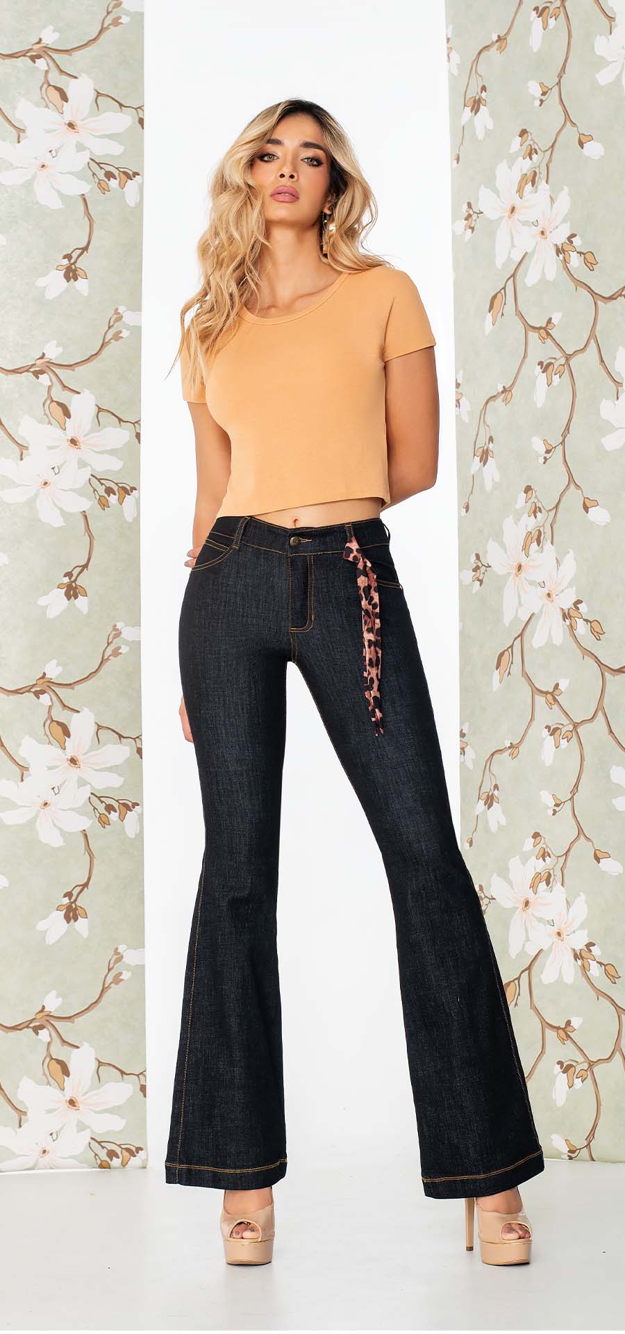 Jeans  bota campana, pretina de un boton, realce de cola