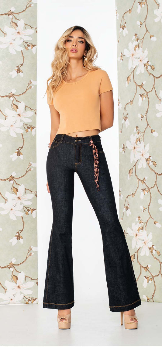 Jeans  bota campana, pretina de un boton, realce de cola