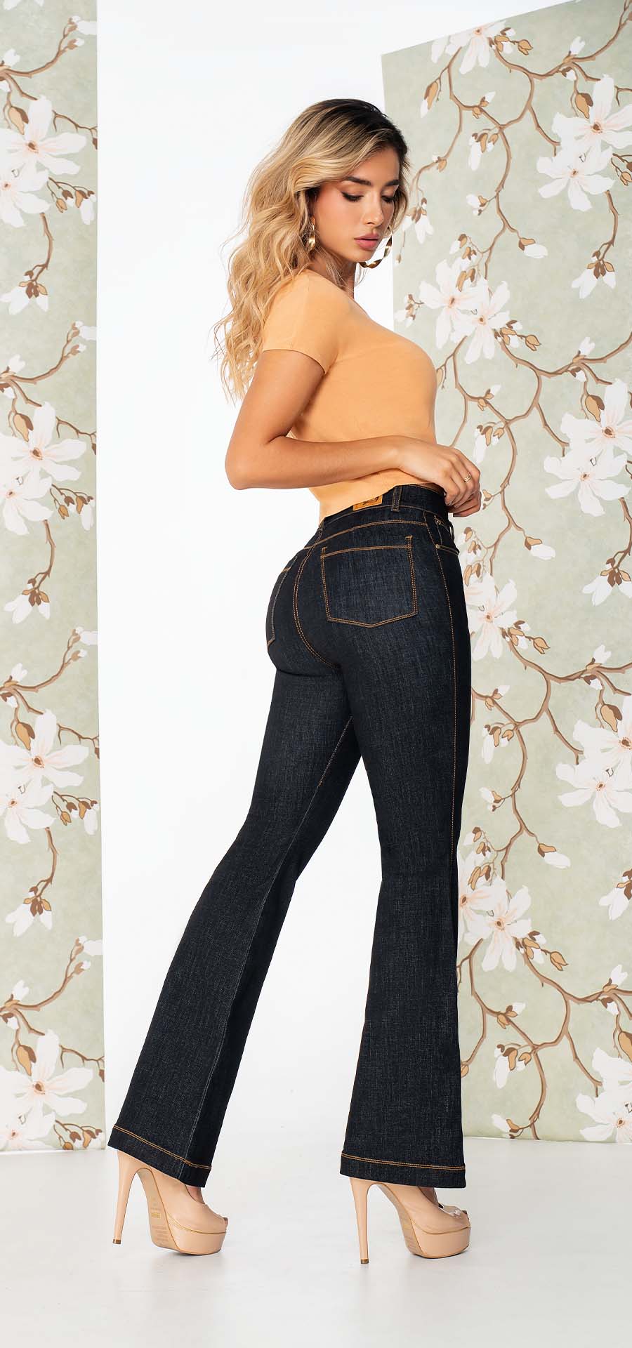 Jeans  bota campana, pretina de un boton, realce de cola
