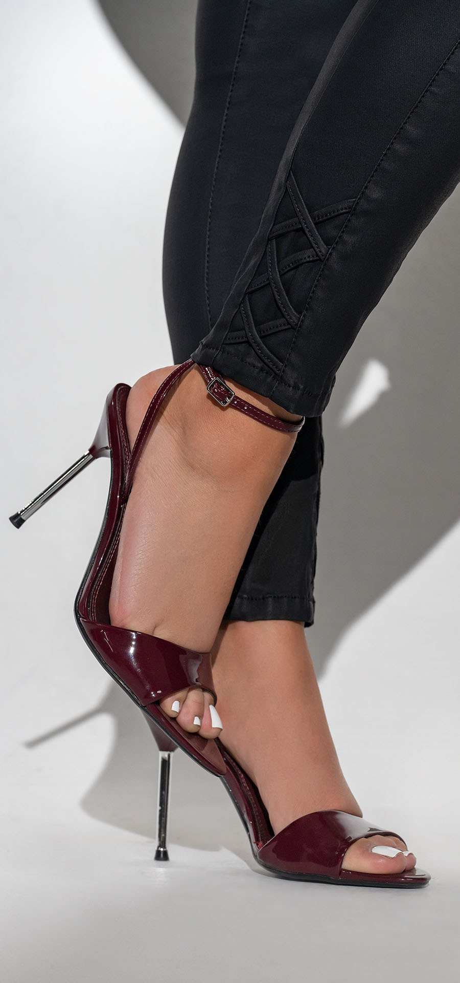 Ref. 700-1749 Jeans bota tubo, pretina alta control abdomen. Material efecto cuero. Tono negro
