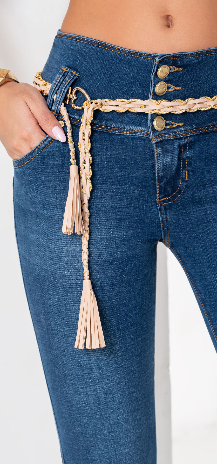 Ref. 700-1787 Jeans bota campana. Pretina alta control abdomen. Tono azul medio