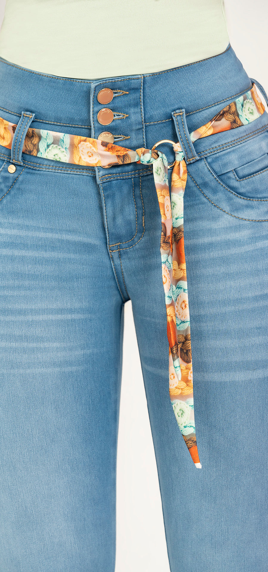 Ref. 700-1864 Jeans bota tubo. Pretina alta control abdomen. Tono azul claro