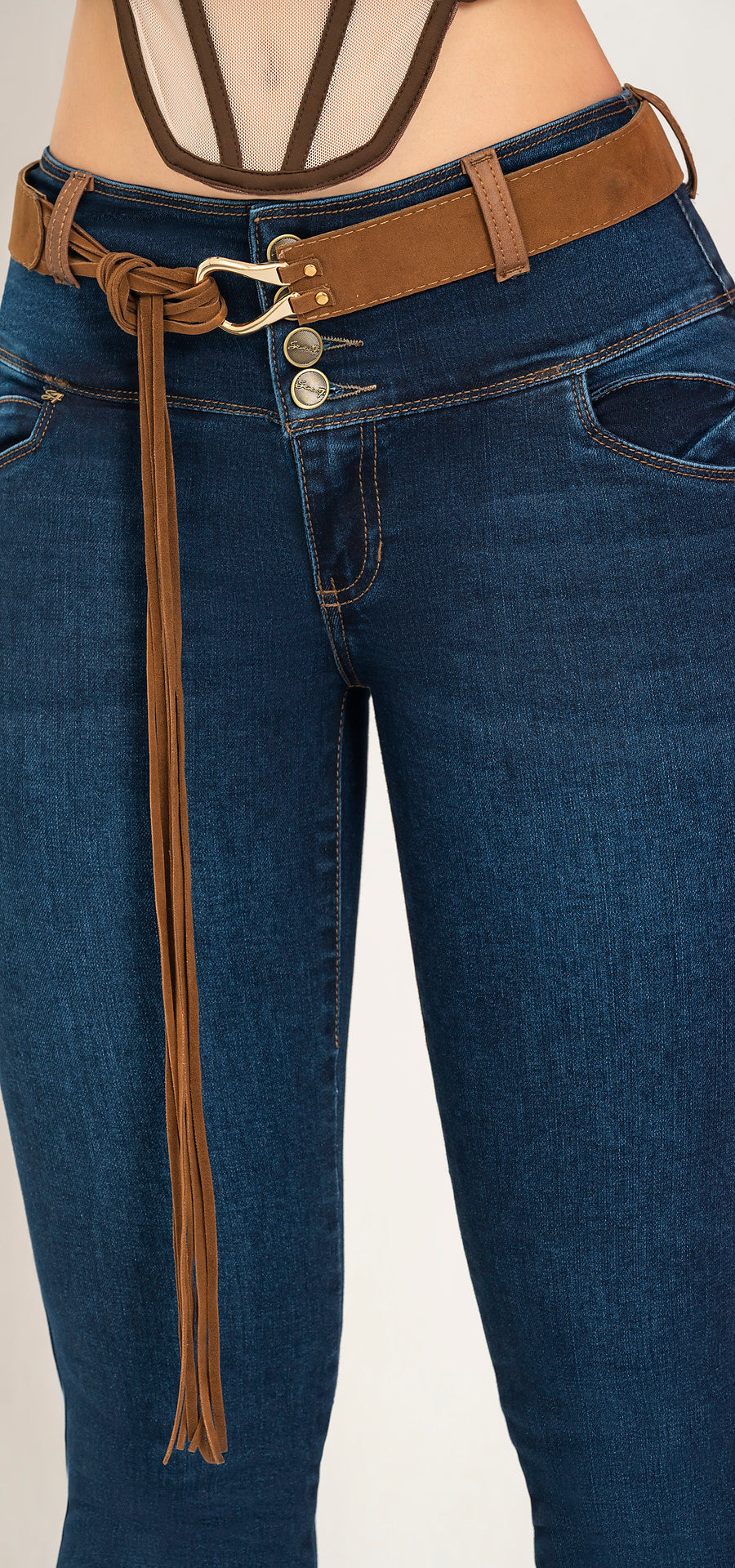 Ref. 700-1887 Jeans bota tubo. Pretina alta control abdomen. Tono azul medio