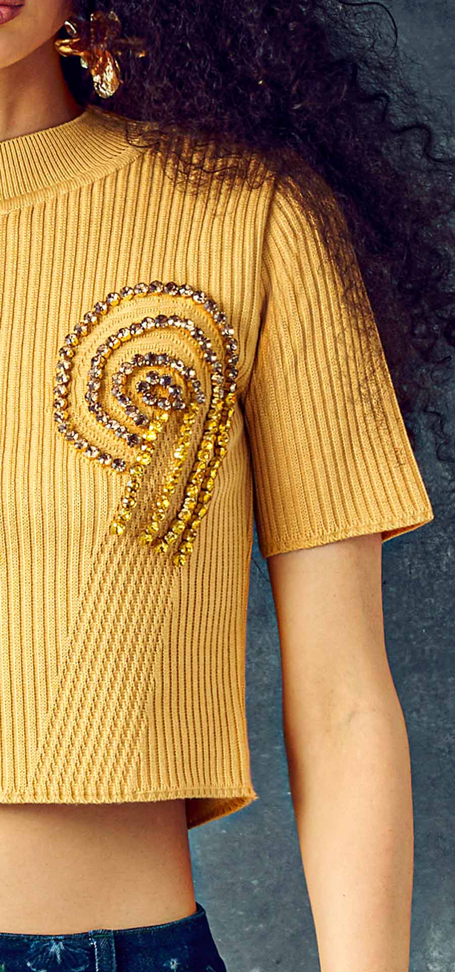 Ref. BFW-045 Top Tejido Realismo Mágico, composición Lana. Tono Mostaza