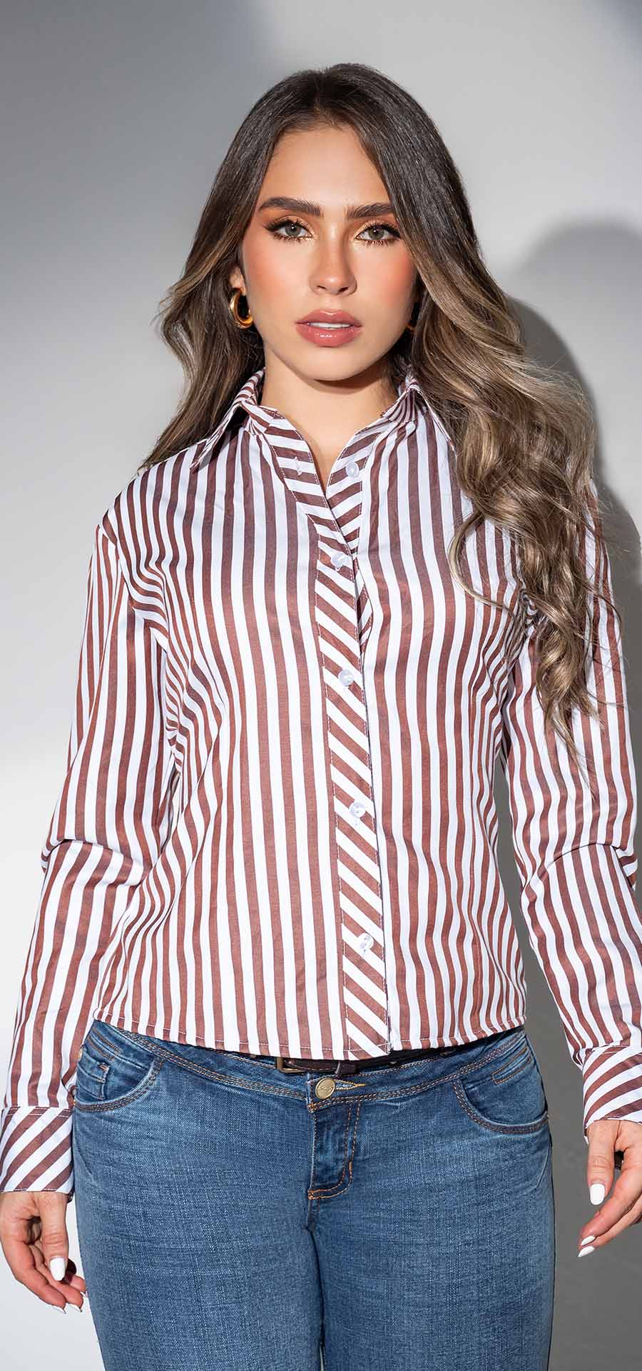 Ref. R-024 Camisa suelta manga larga. Tono blanco con lineas