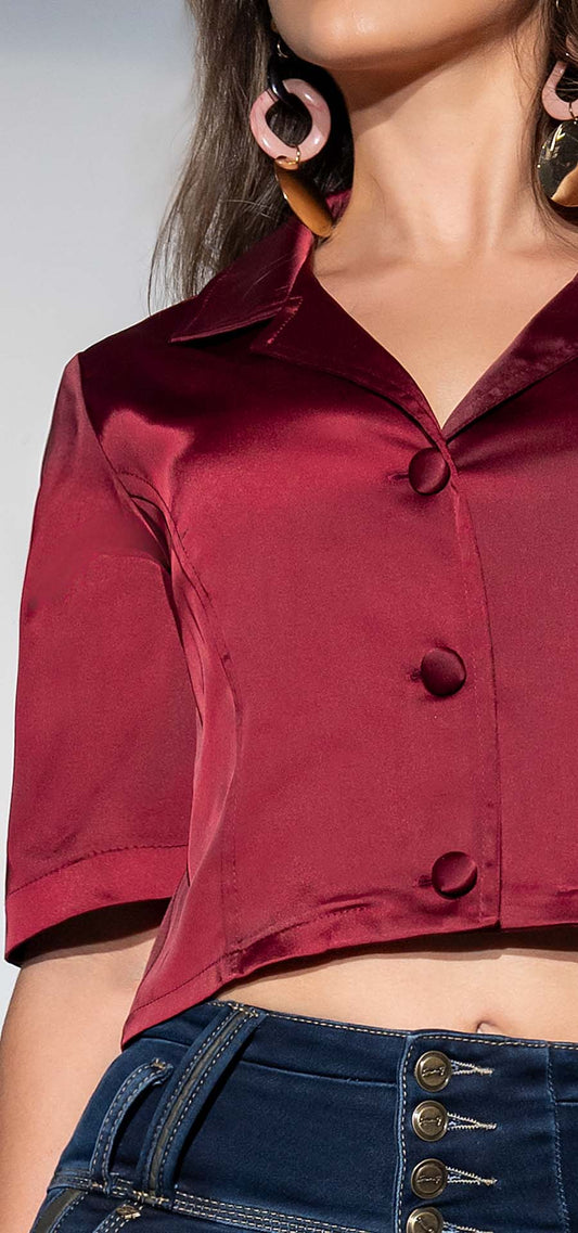 Ref. R-025 Blusa semiajustada manga corta. Tono vino tinto