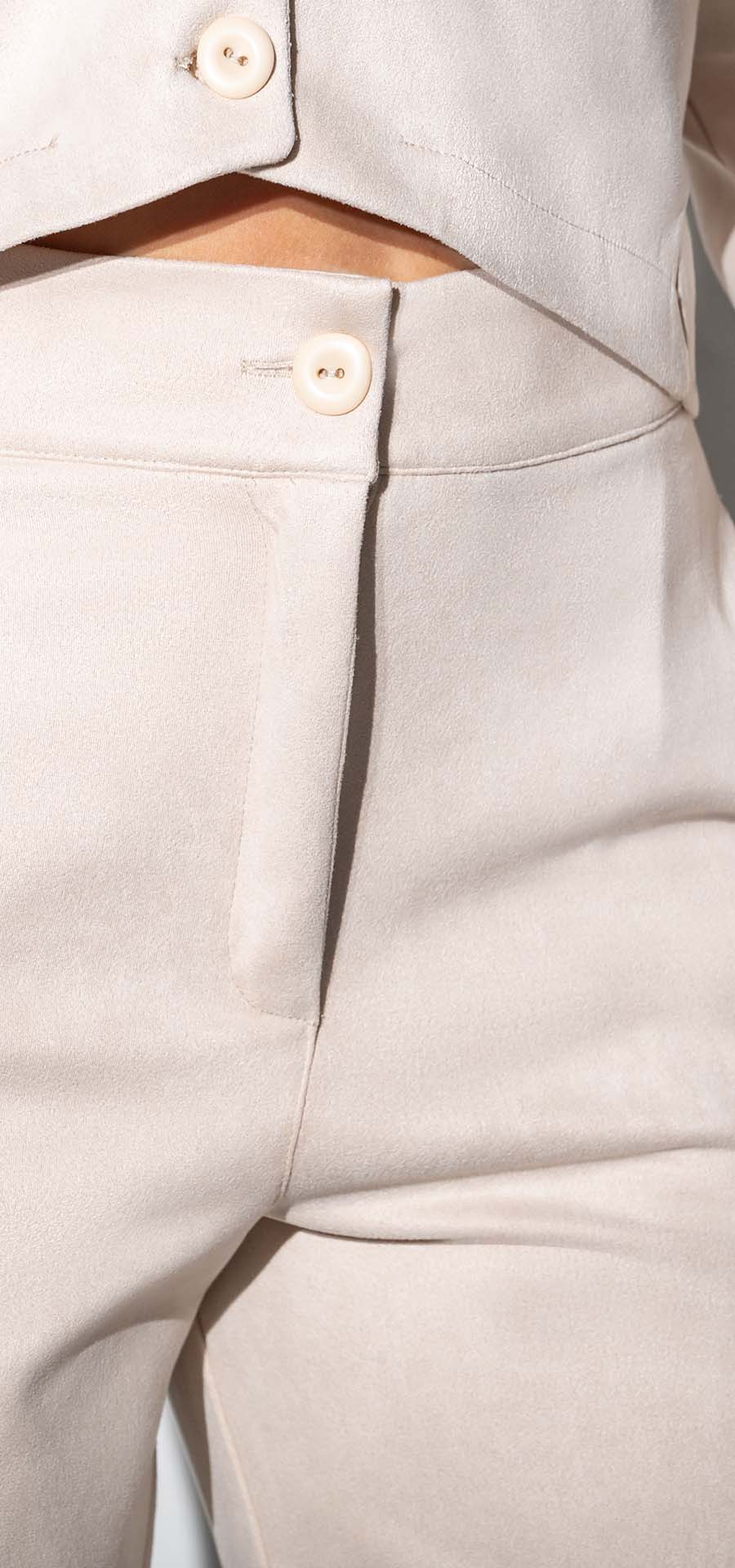 Ref. R-026 Pantalón bota recta gamuza. Tono arena