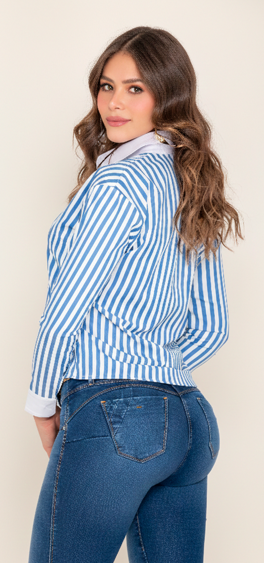 Ref. R-005 Camisa suelta manga larga. Tono blanco con lineas