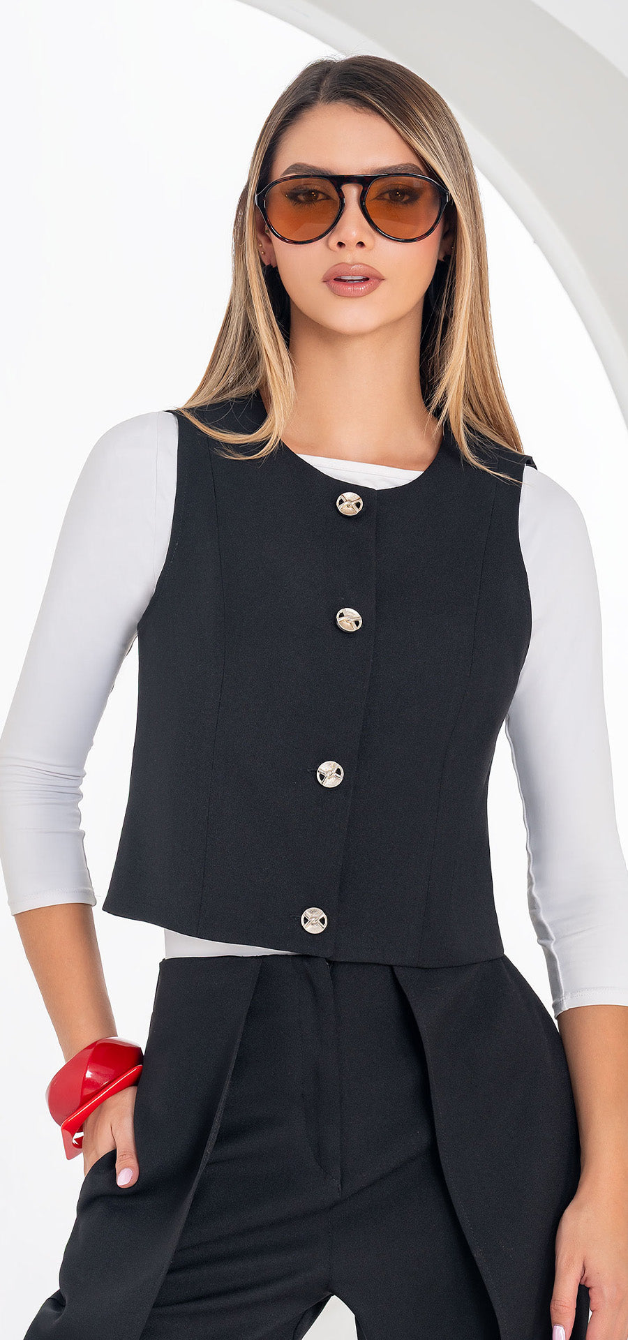 Ref. R-020 Chaleco semi ajustado. Material Lino liviano. Tono negro