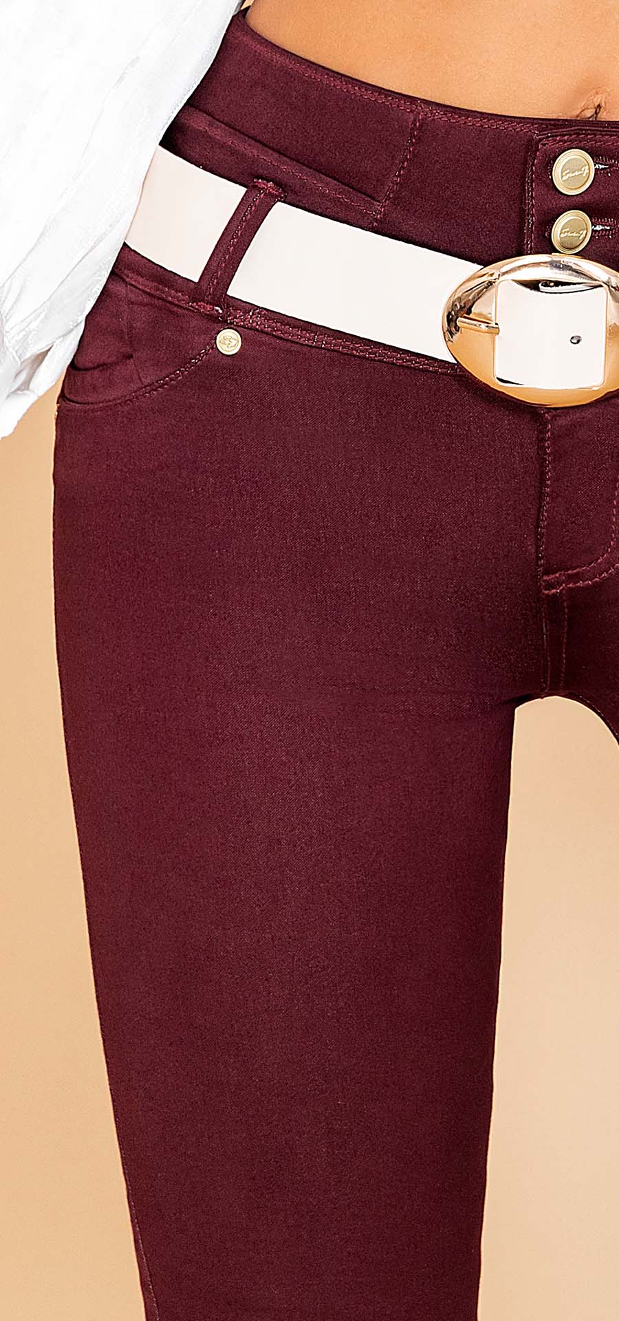 Ref. 700-1621 Jeans bota tubo. Pretina alta control abdomen. Tono vino tinto