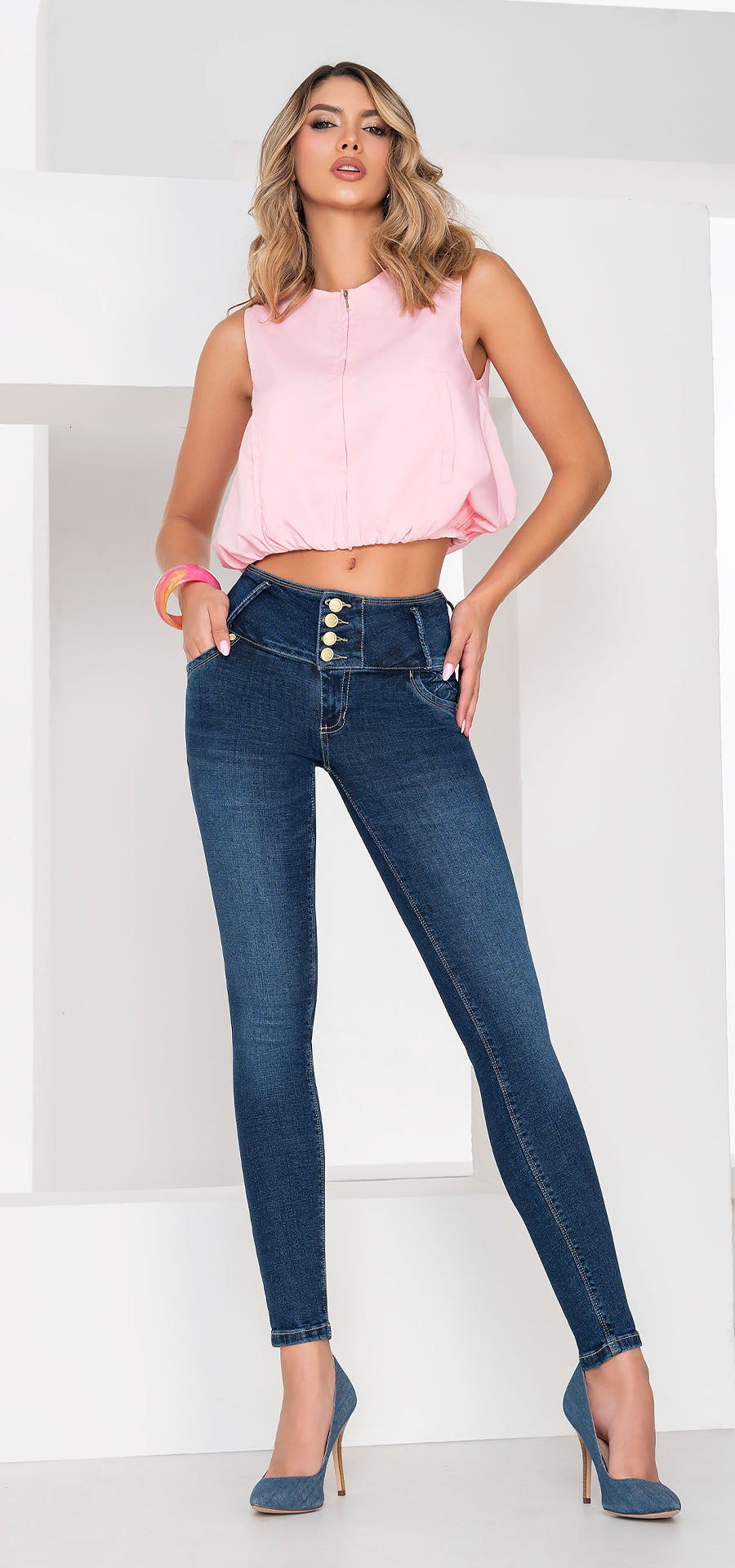 Ref. 700-1753 Jeans bota tubo. Pretina alta control abdomen. Tono azul medio