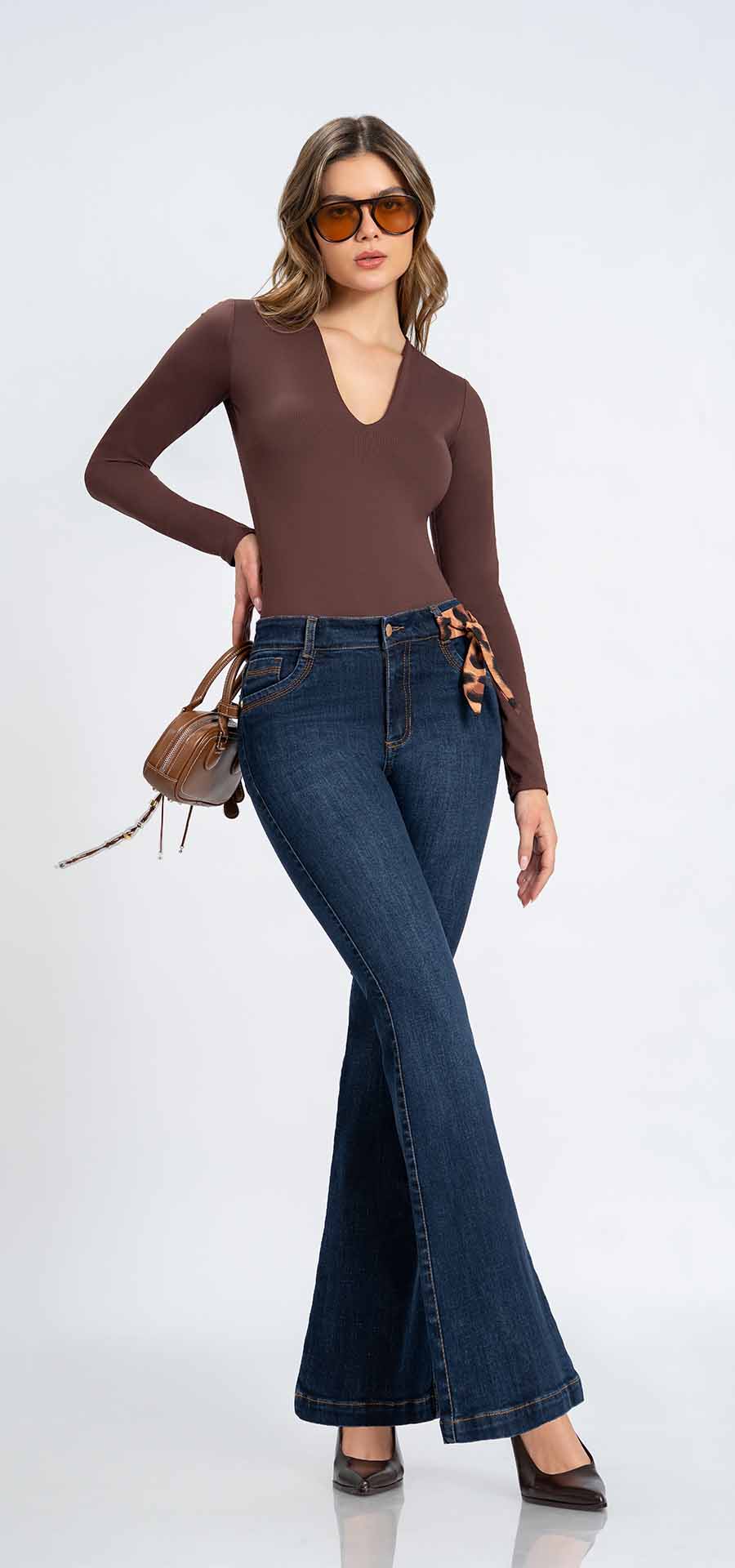 Ref. 700-1763 Jeans bota campana. Tiro alto 1 botón. Tono azul medio oscuro