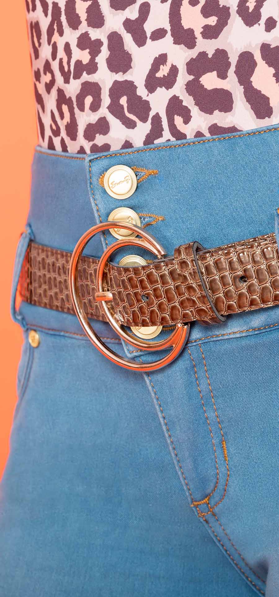 Ref. 700-1566 Jeans bota tubo. Pretina alta control abdomen. Tono azul claro