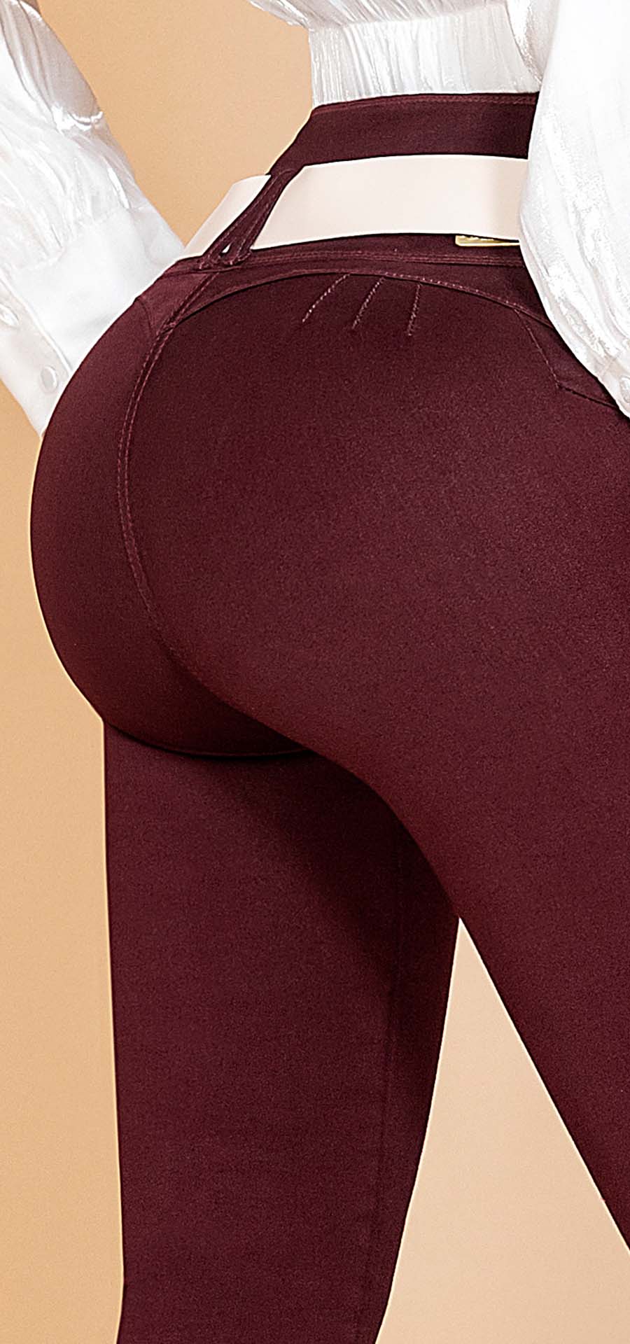 Ref. 700-1621 Jeans bota tubo. Pretina alta control abdomen. Tono vino tinto