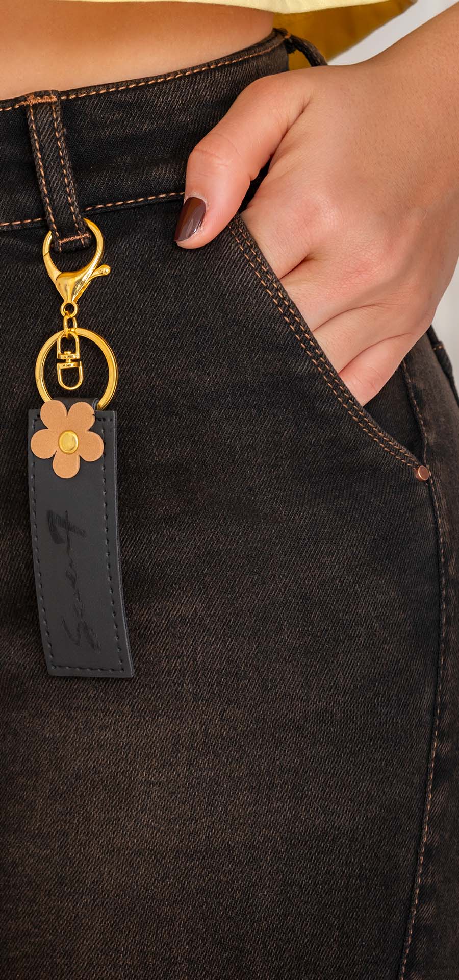 Ref. 700-1649 Jeans momfit. Tiro alto 1 botón. Tono negro dirty café