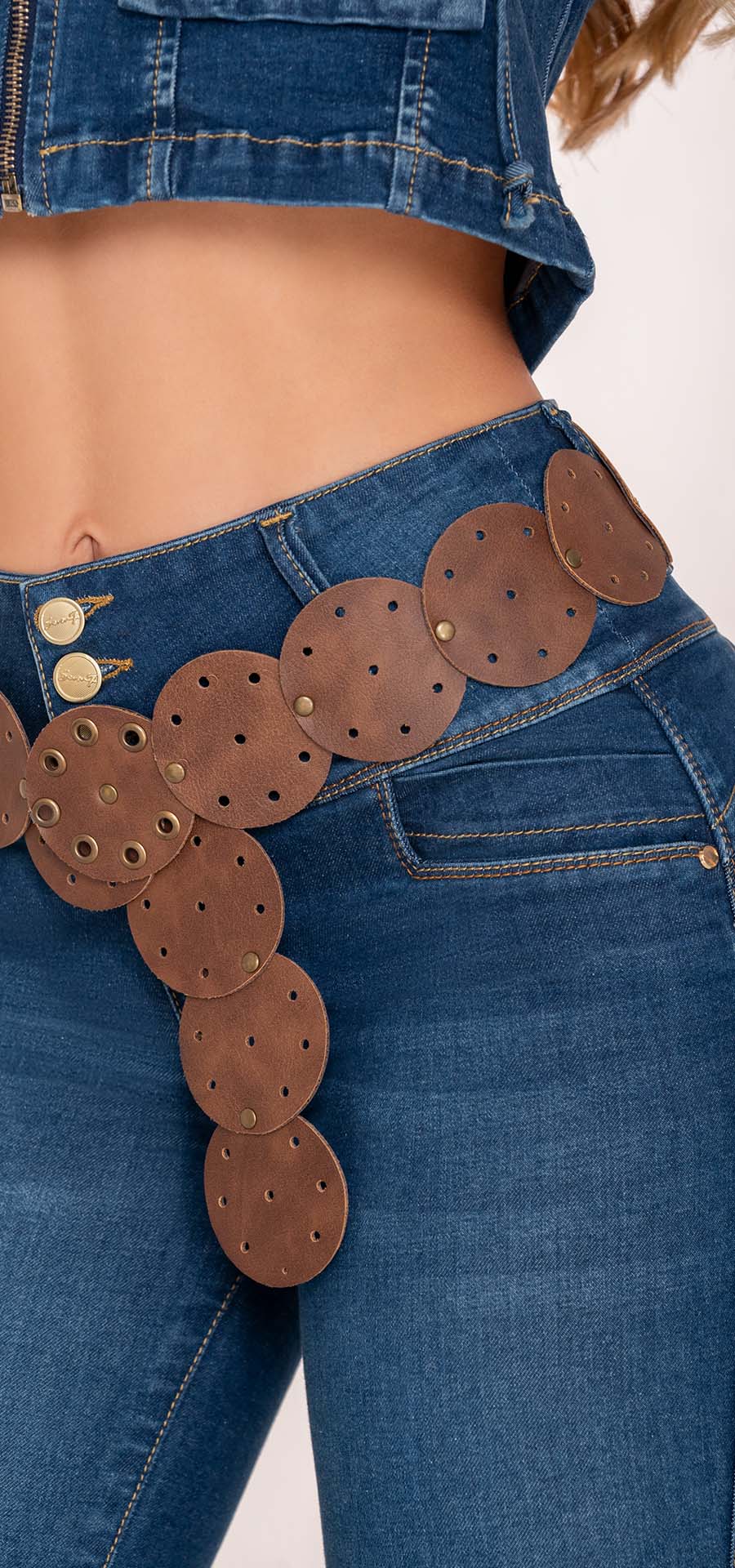 Ref. 700-1655 Jeans bota campana. Pretina alta control abdomen. Tono azul medio