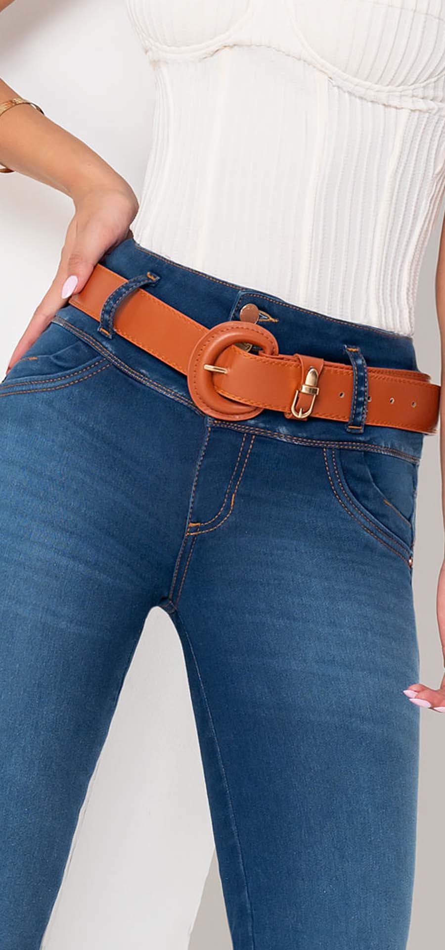 Ref. 700-1765 Jeans bota recta. Pretina alta control abdomen. Tono azul medio