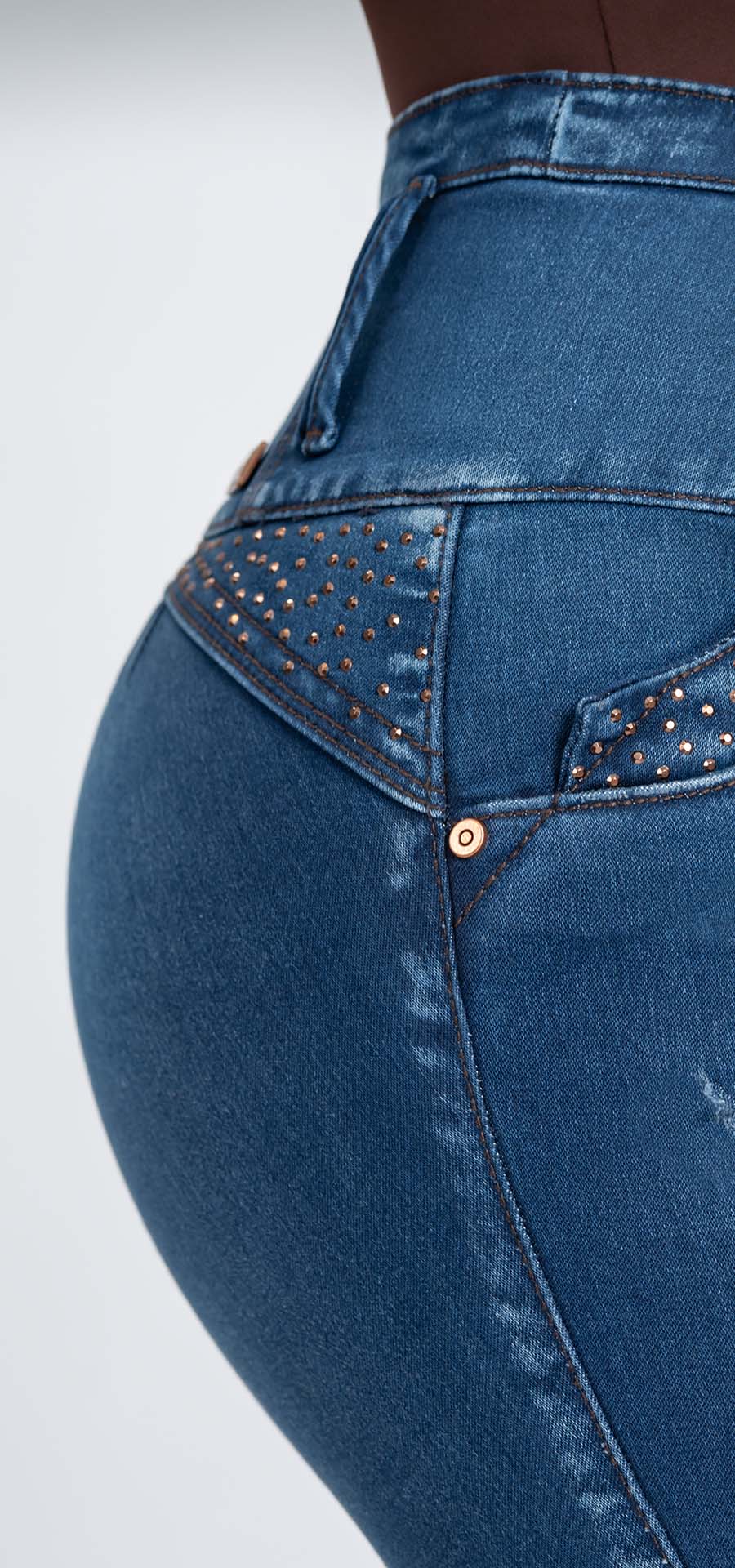 Ref. 700-1681 Jeans bota campana. Pretina alta control abdomen. Tono azul medio con brillos