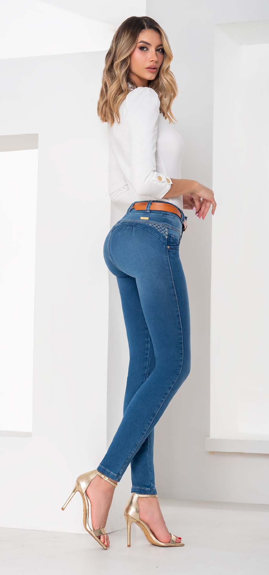 Ref. 700-1758 Jeans bota tubo. Pretina alta control abdomen. Tono azul medio