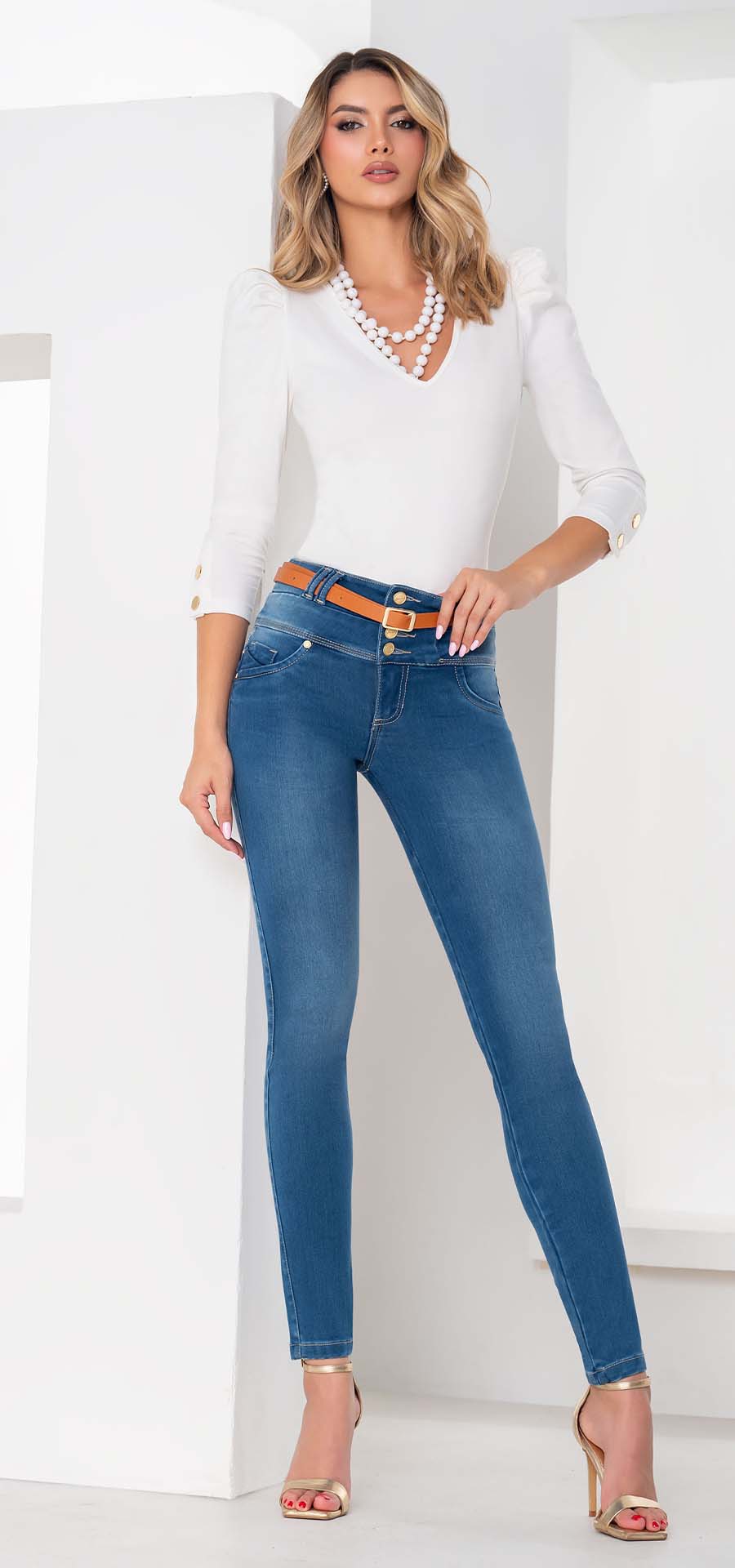 Ref. 700-1758 Jeans bota tubo. Pretina alta control abdomen. Tono azul medio