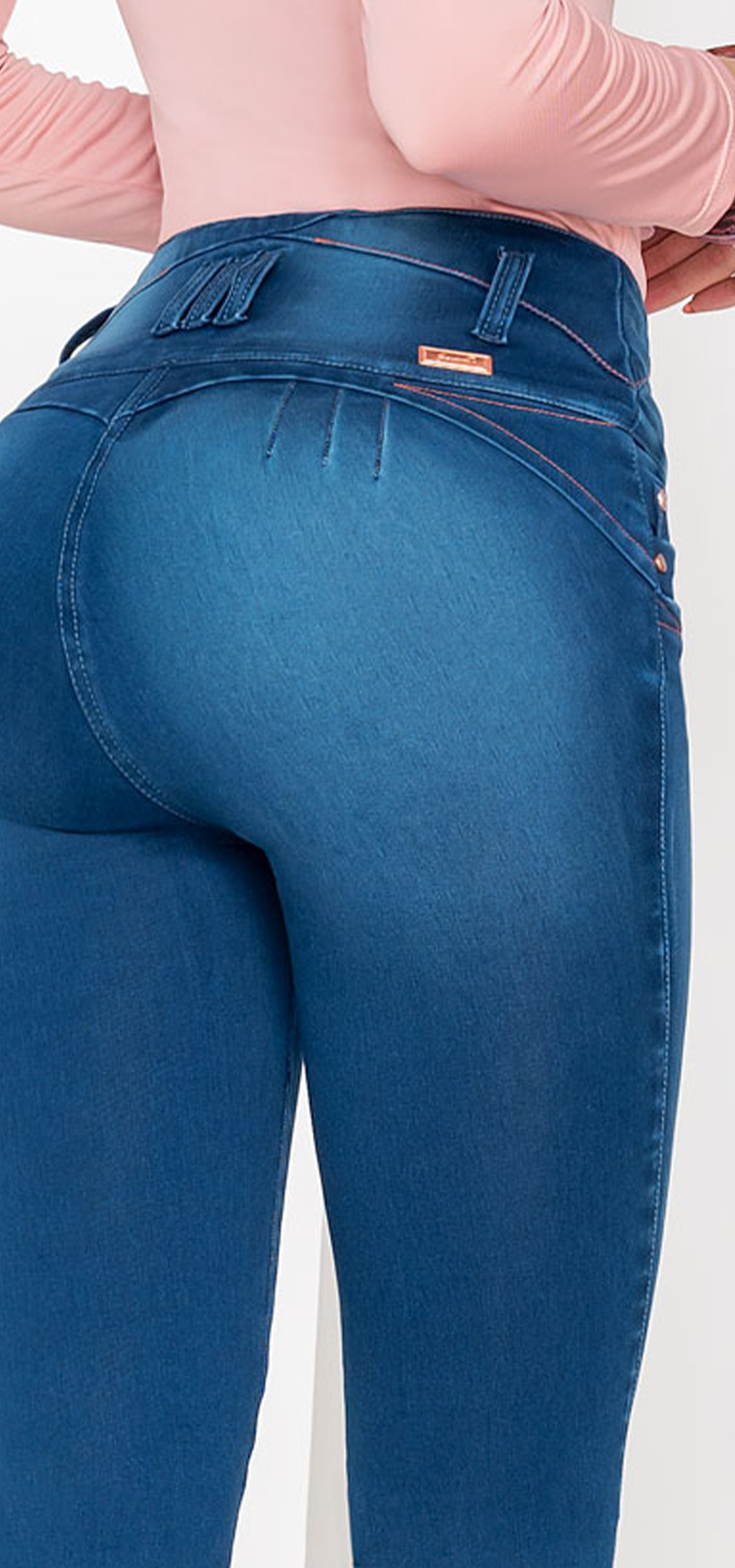 Ref. 700-1776 Jeans bota tubo. Pretina alta control abdomen. Tono azul medio