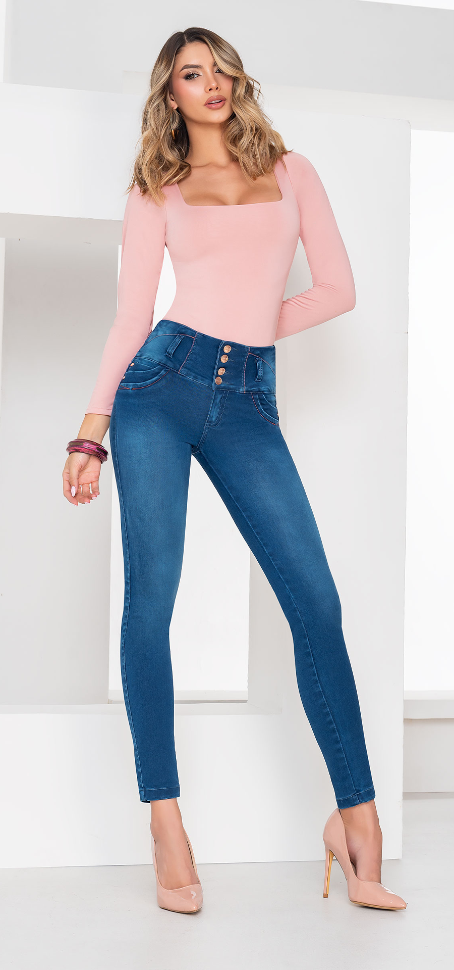 Ref. 700-1776 Jeans bota tubo. Pretina alta control abdomen. Tono azul medio