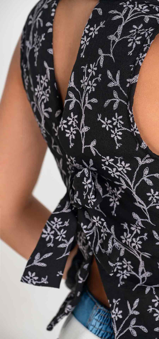 Ref. Y-115 Semi-fitted vest. Material Embroidered linen. Color black white