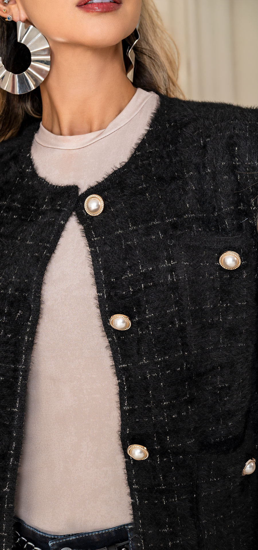 Chaqueta Negra con Textura y Botones Perlados – Ref. V-032, vista 2